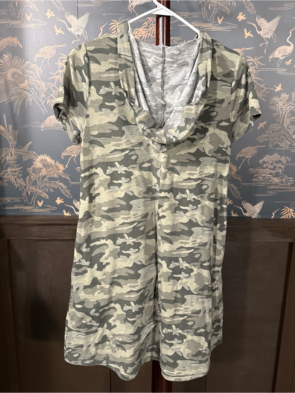 Hem & Thread Neutral Camo Hooded Lace-Up Shift Dress - Picture 4 of 9
